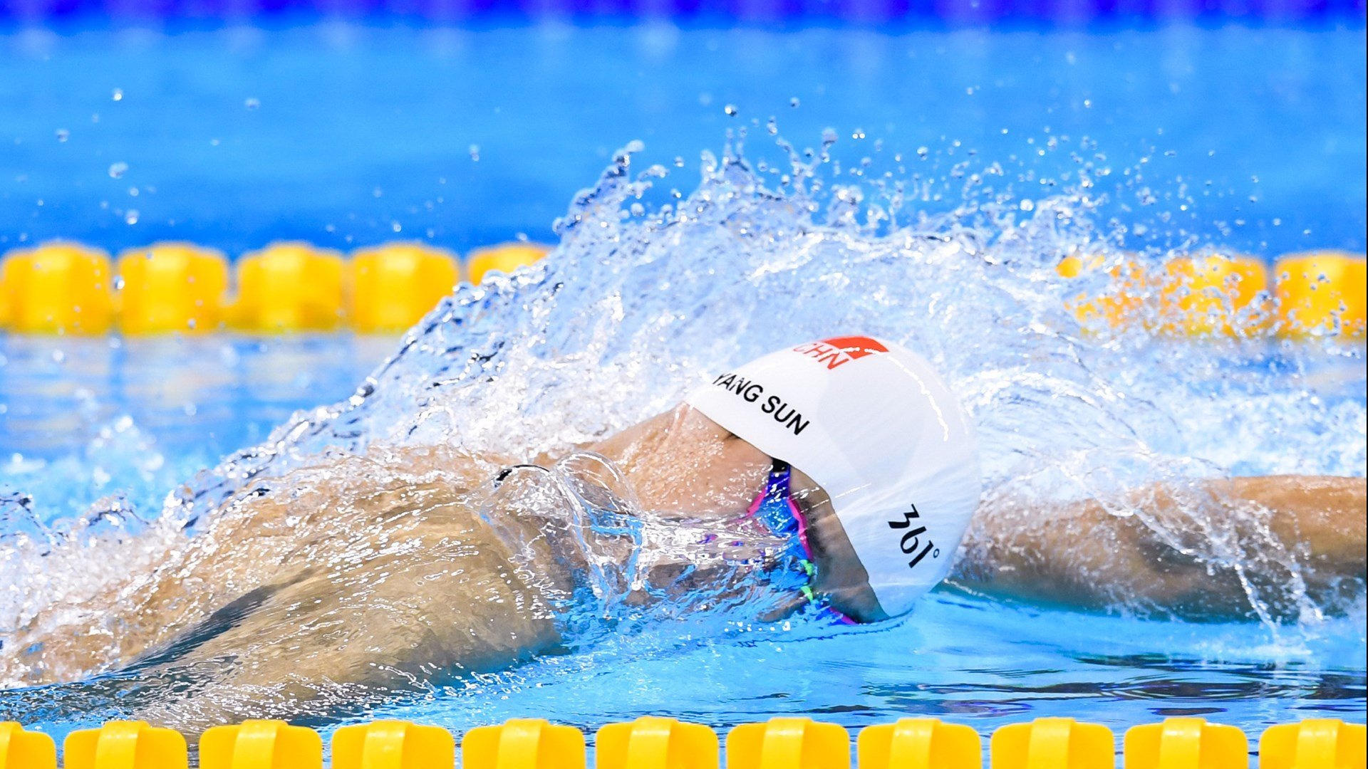 普劳德比赛中段紧咬领先集团，德普劳内受伤